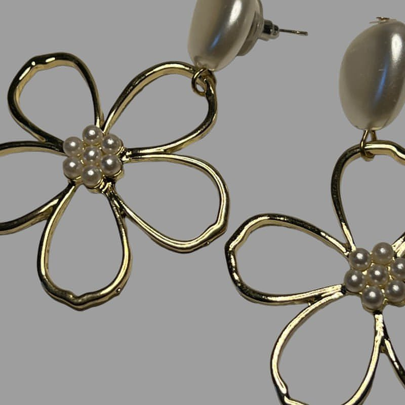 VERSAILLES Fleur Single Pearl Petal Drop Earrings