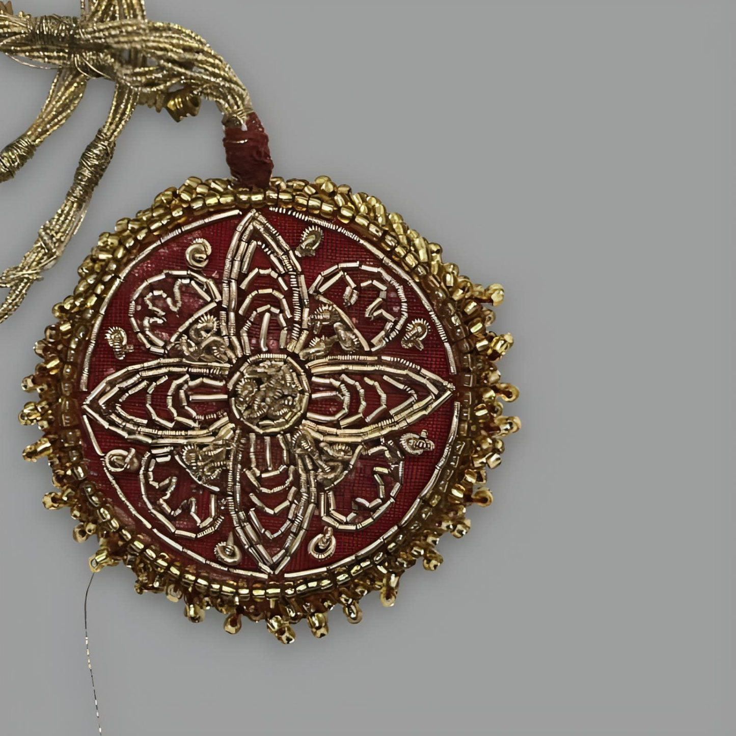 Mōgra Embroidered Threaded Necklace - Rouge